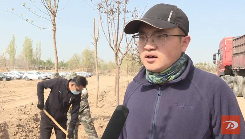 敦煌市千名干部职工义务植树 为农业中心园区建设添新绿