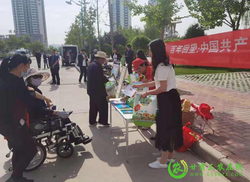 永靖县农业农村局结合学习《党史》宣传并贯彻新修订的《甘肃省废旧农膜回收条例》