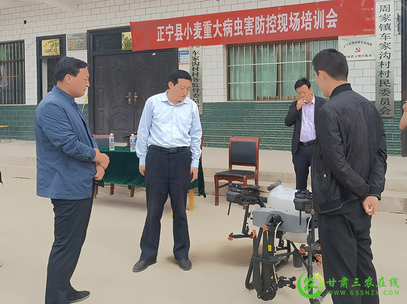 庆阳市农技中心督导正宁县小麦条锈病防控工作