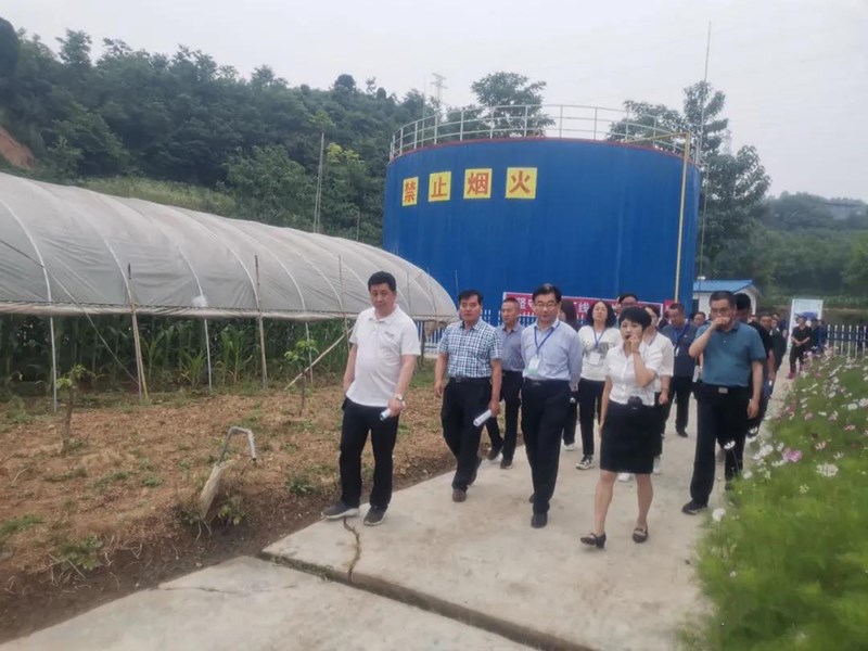 全省农村改厕培训会观摩团观摩徽县农村能源项目粪污资源化利用示范点