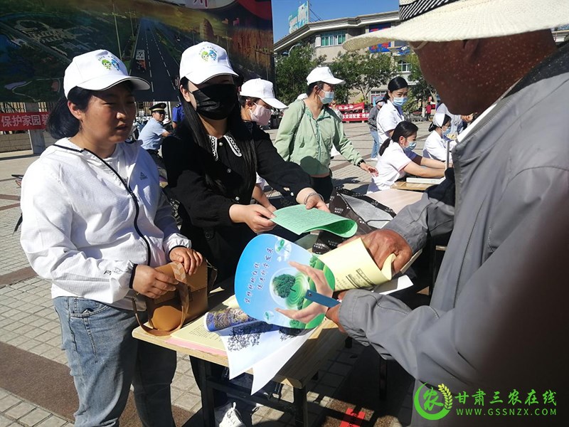 酒泉市农技​中心深入宣传贯彻新修订《甘肃省废旧农膜回收利用条例》