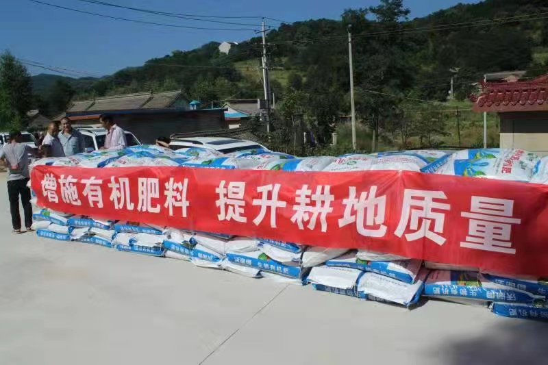 省农业农村厅为平南镇黑林村捐赠46吨有机肥料