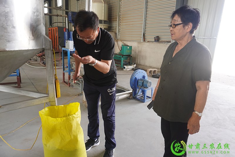 老知青刘云华重返第二故乡瓜州县投身环保事业