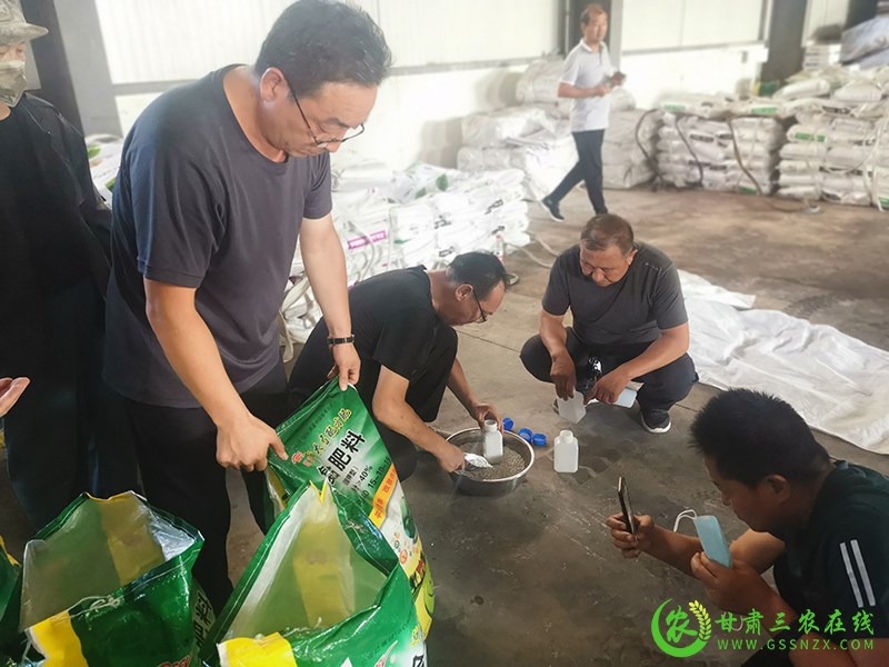 甘州区认真配合做好2021年省级​肥料质量监督抽样工作