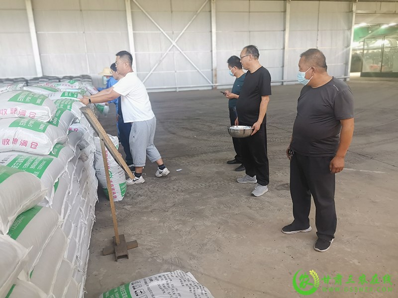 甘州区认真配合做好2021年省级​肥料质量监督抽样工作