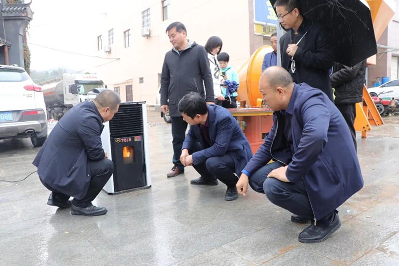 徽县能环办党支部到银杏树镇开展为民办实事活动