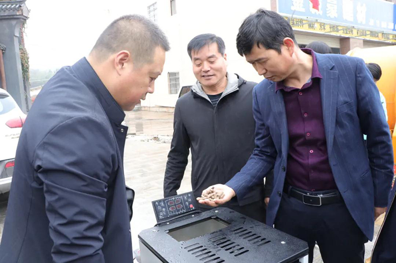 徽县能环办党支部到银杏树镇开展为民办实事活动