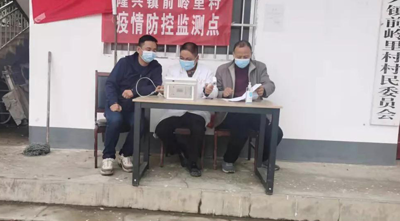 武都区农技中心防疫农业两手抓两不误开展耕地质量土样采集工作