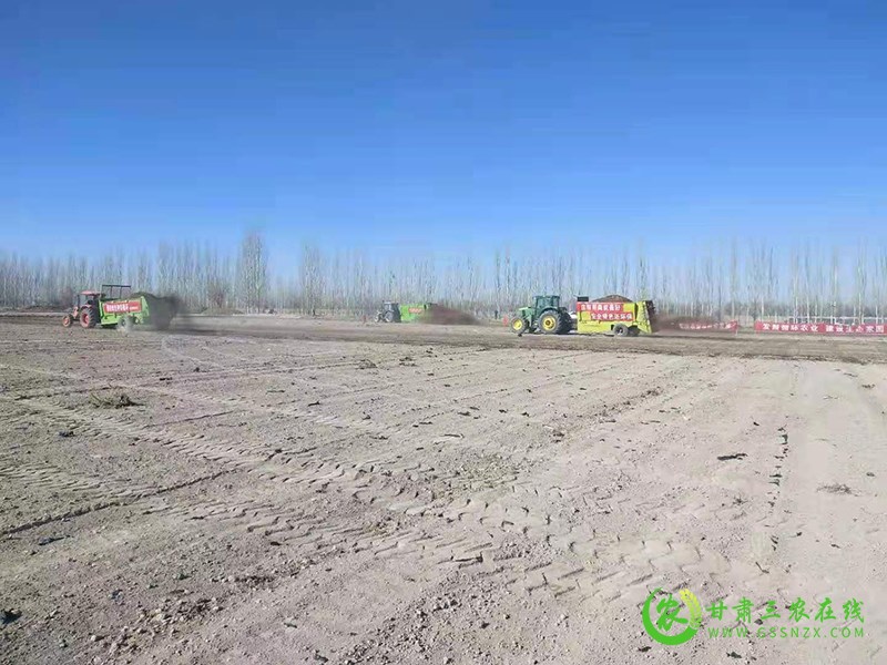金川区抢抓时机在蔬菜基地和高标准农田建设区实施粪肥还田工作