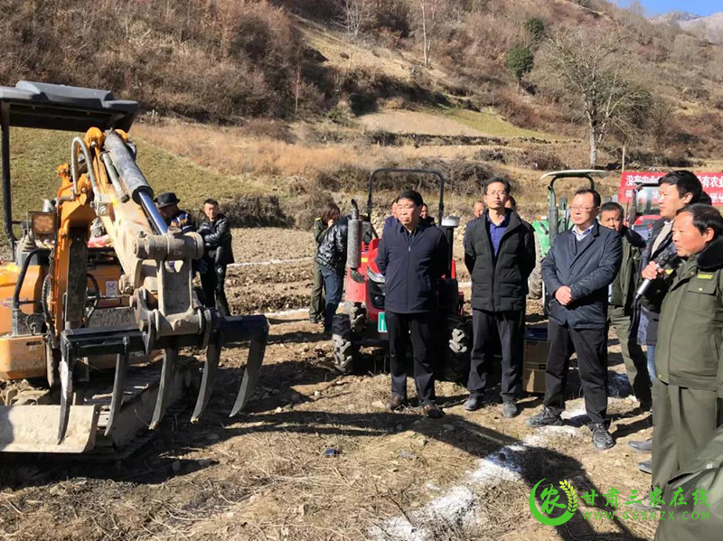 文县农机服务中心举办中药材机械化种收抓点示范暨党参机械化收获现场演示会