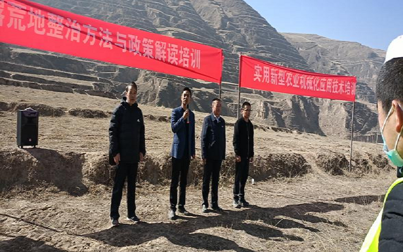 东乡县农业农村局开展撂荒地整治和农机农技培训