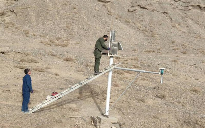 瓜州县水务局技术人员对山洪灾害监测自动雨量水位站运行维护.png