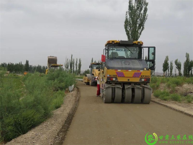 图片2 正在铺筑的乡村道路2.jpg