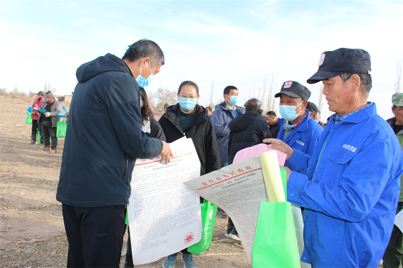 2022年11月23日在敦煌市废旧农膜回收利用专题宣传动员会上发放宣传资料3.JPG