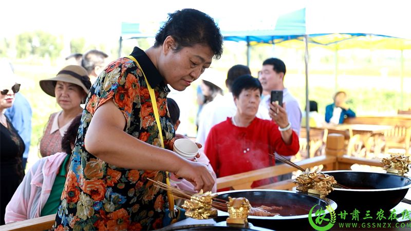 游客在福禄花田文化旅游节上品尝美食.jpg