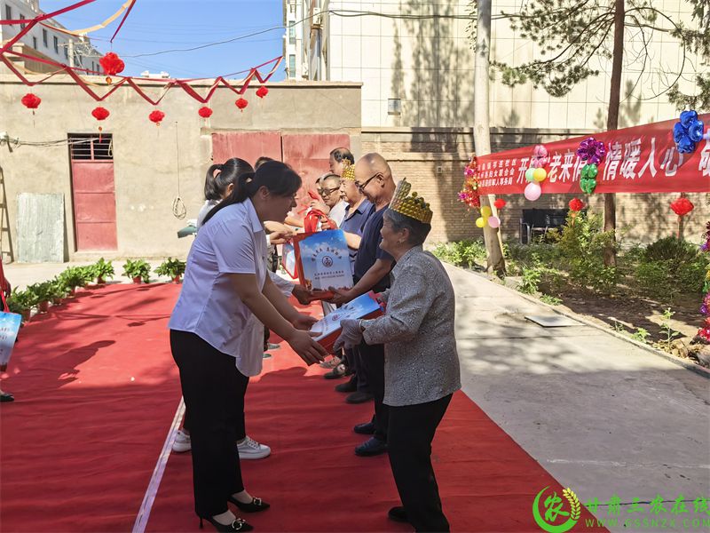 现场为其他退役军人代表送上“八一”建军节节日的祝福.jpg