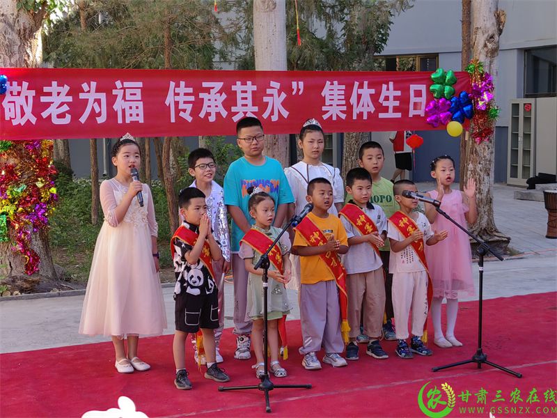 孩子们正在舞台中央齐声歌唱生日歌.jpg