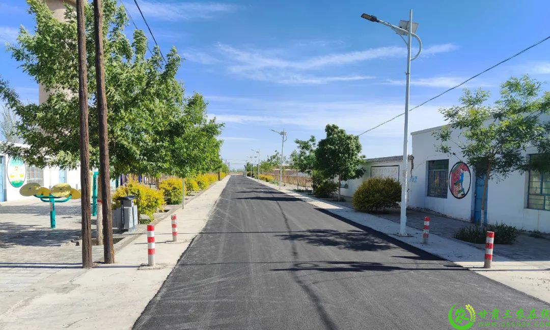 夏日，瓜州县沙河乡村组房前屋后路面街道干净整洁.png