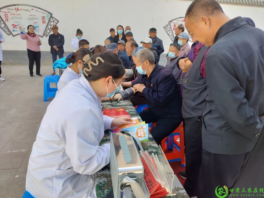 志愿者开展义诊活动2.jpg