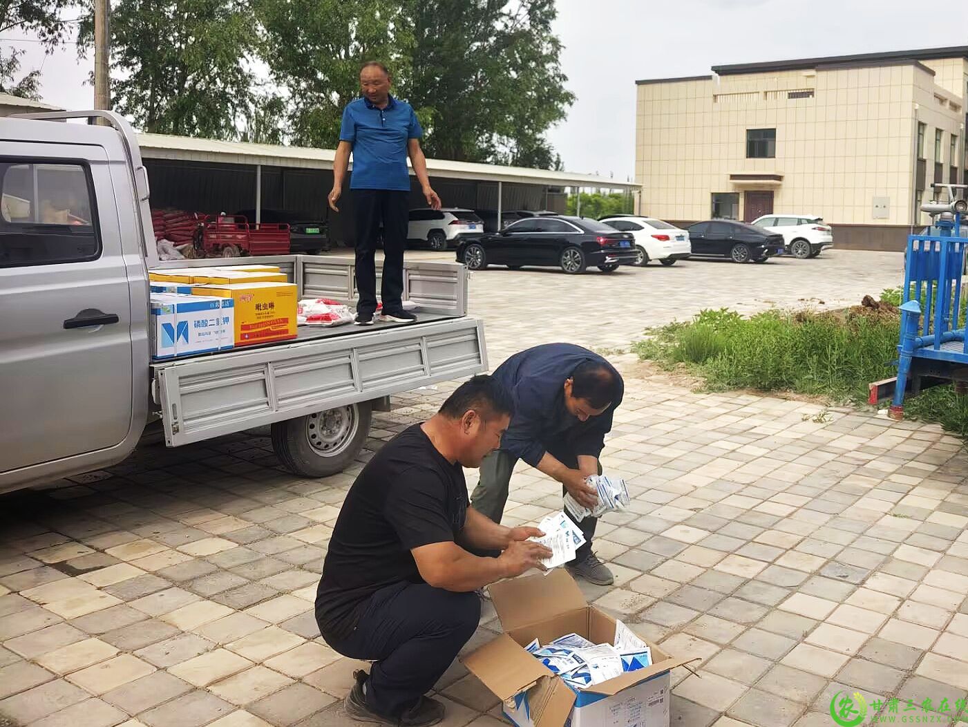 在锁阳城镇，镇农业农村综合服务中心第一时间将春小麦“一喷三防”物资精准配送到各村，并及时发放给种植户.jpg