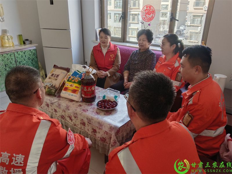 走访慰问困难老人.jpg