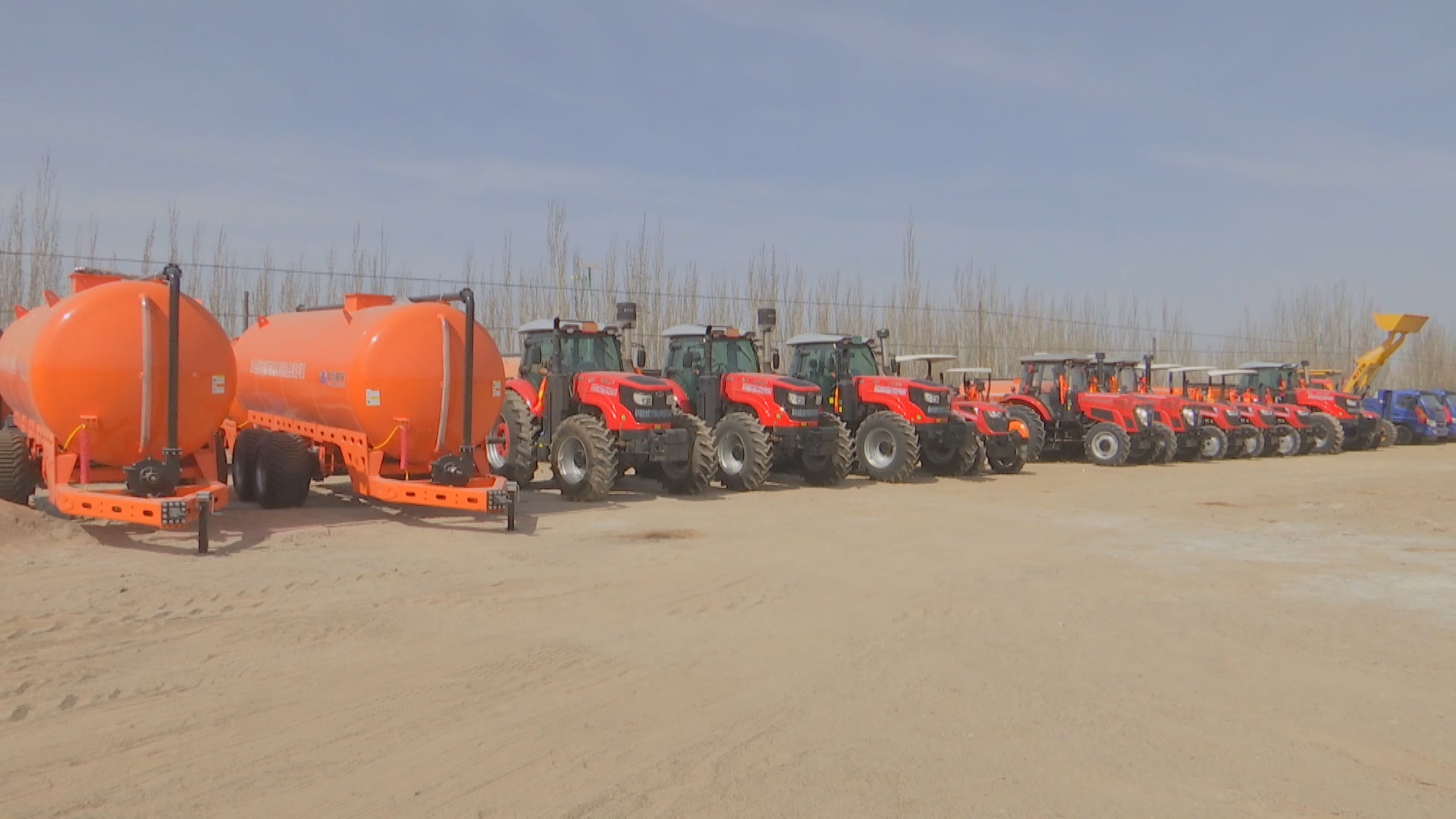 在2025年甘肃省瓜州县畜禽粪污资源化利用整县推进项目配套装备发放现场，一台台崭新的铲车、农家肥撒粪车、吸污车、液态肥施肥罐等机械设备整齐列队、整装待发.jpg