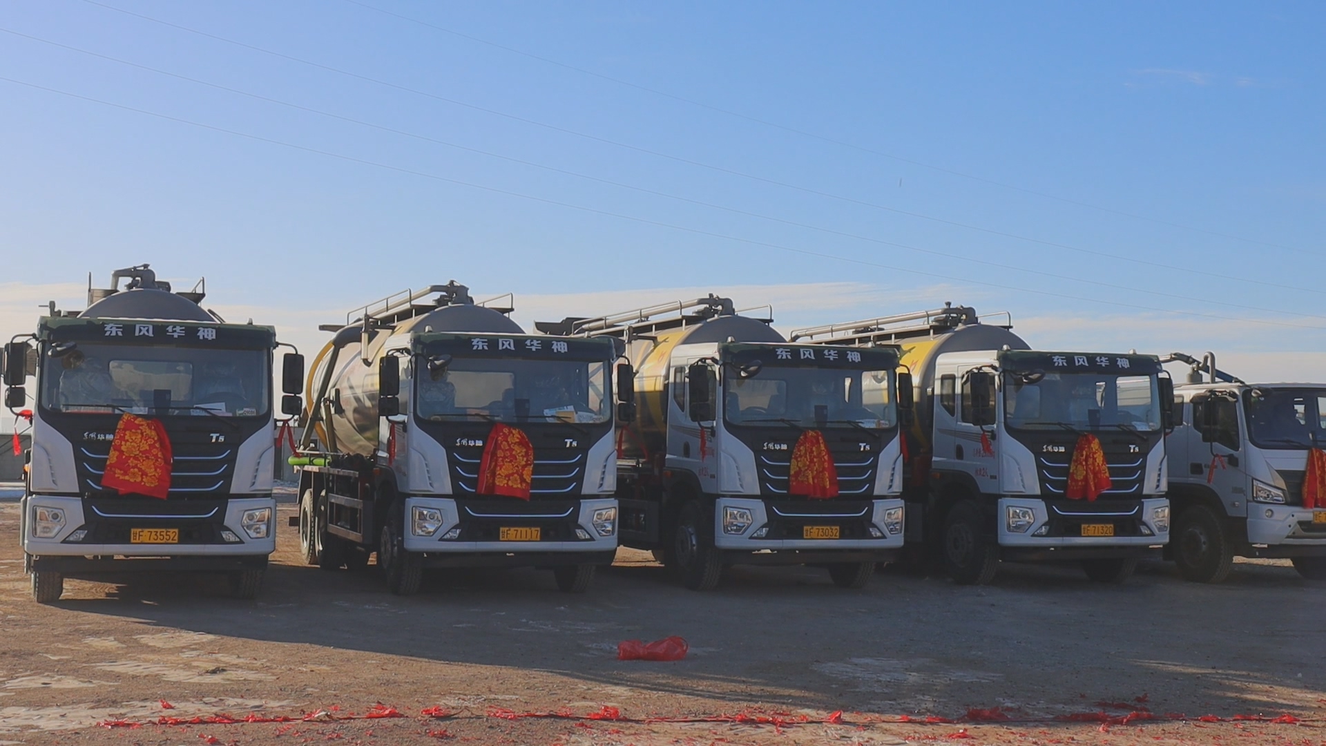 至目前，已投放铲车、撒粪机、吸污车等大型设备110台套 (2).jpg