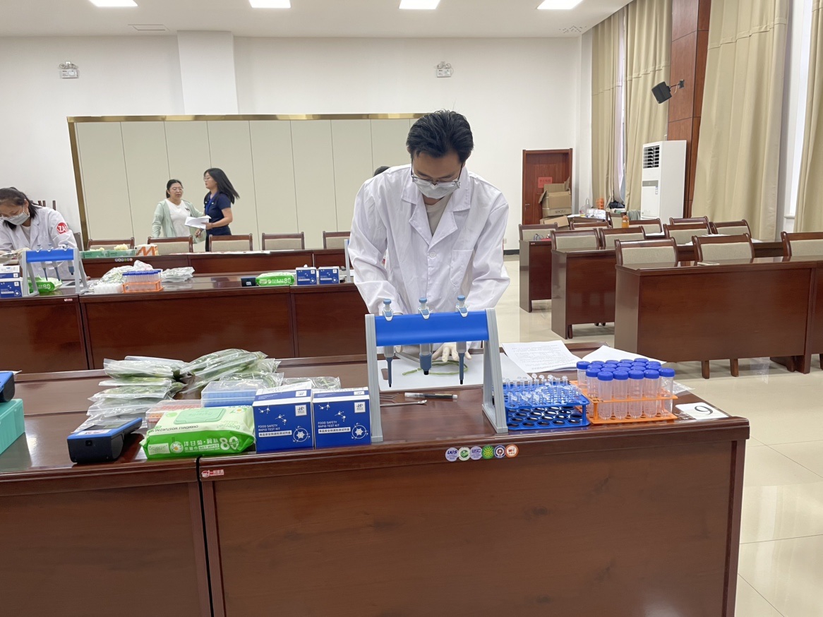 敦煌市农业技术推广中心张暇国竞赛实操中.JPG