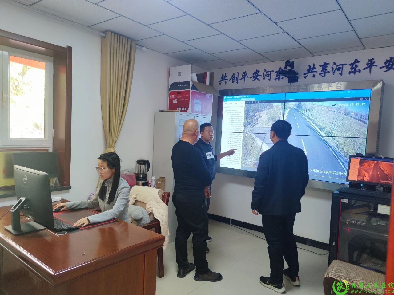 “雪亮工程”以县、乡综治中心为依托，以信息技术为支撑，以群众广泛参与为重点，其核心在于将“雪亮工程”与网格化服务管理有机结合，把科技防范措施延伸到群众身边.jpg
