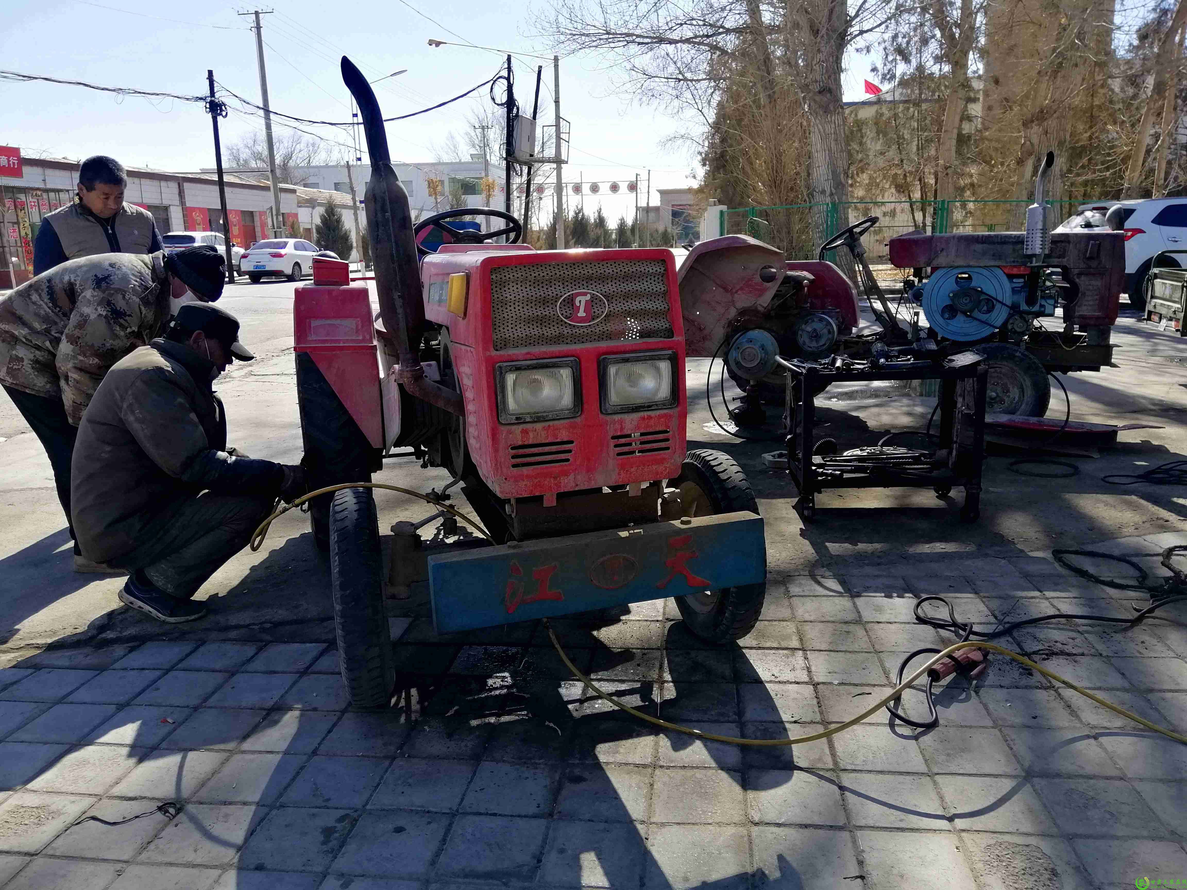 3.古城乡街道边的维修师傅正在修理拖拉机(1).jpg