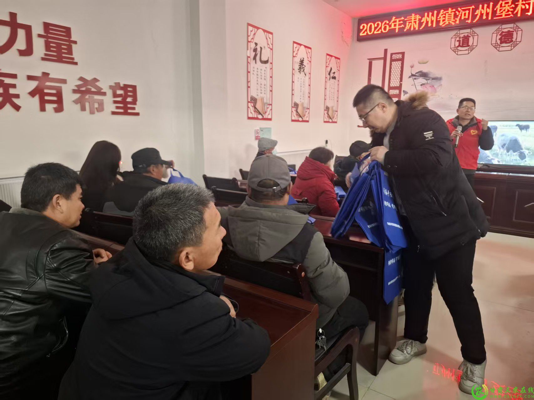 敦煌:扎实开展布病防控宣传活动 织密人畜健康防护网.jpg